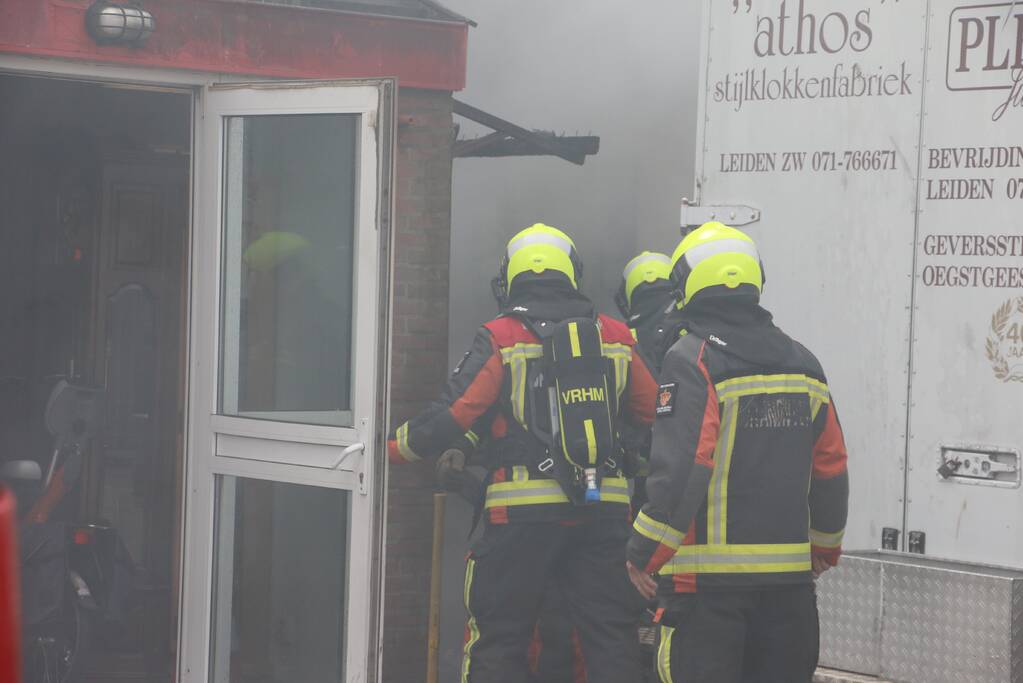 Enorme rookwolken bij brand Athos Klokkenfabriek