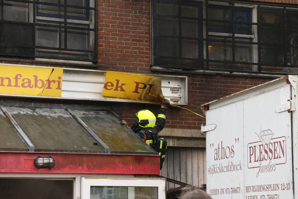 Enorme rookwolken bij brand Athos Klokkenfabriek