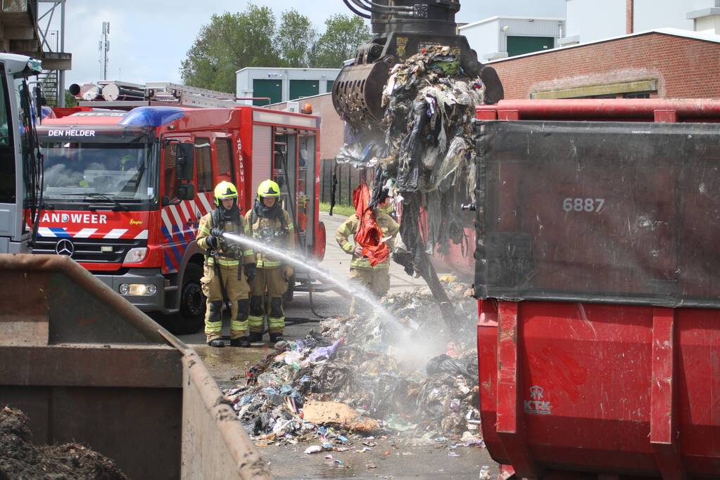 Smeulende afvalhoop HVC-Afvalbrengstation geblust