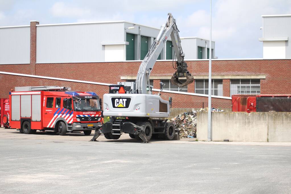 Smeulende afvalhoop HVC-Afvalbrengstation geblust