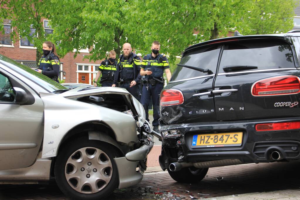 Auto botst op geparkeerde auto
