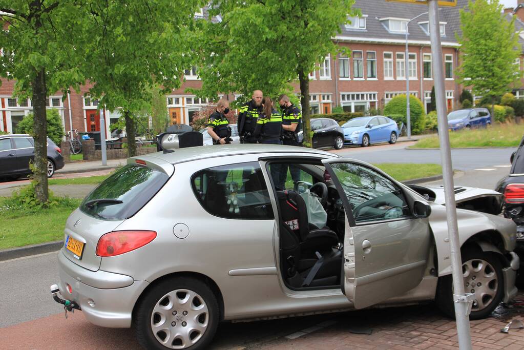 Auto botst op geparkeerde auto