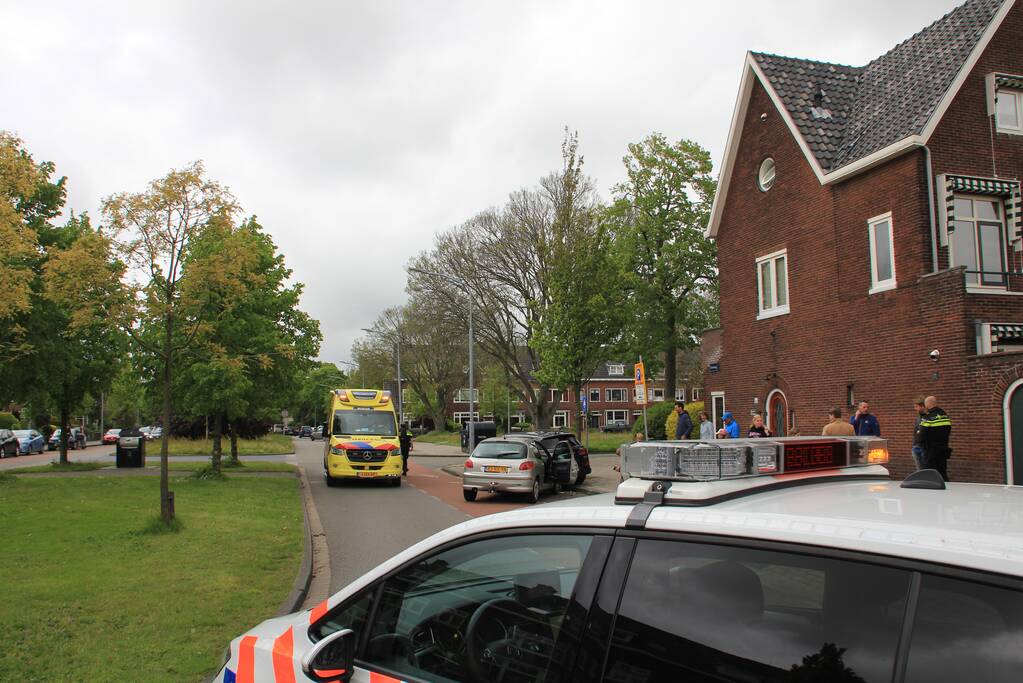Auto botst op geparkeerde auto