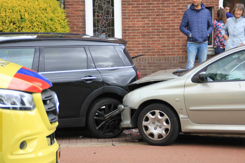 Auto botst op geparkeerde auto