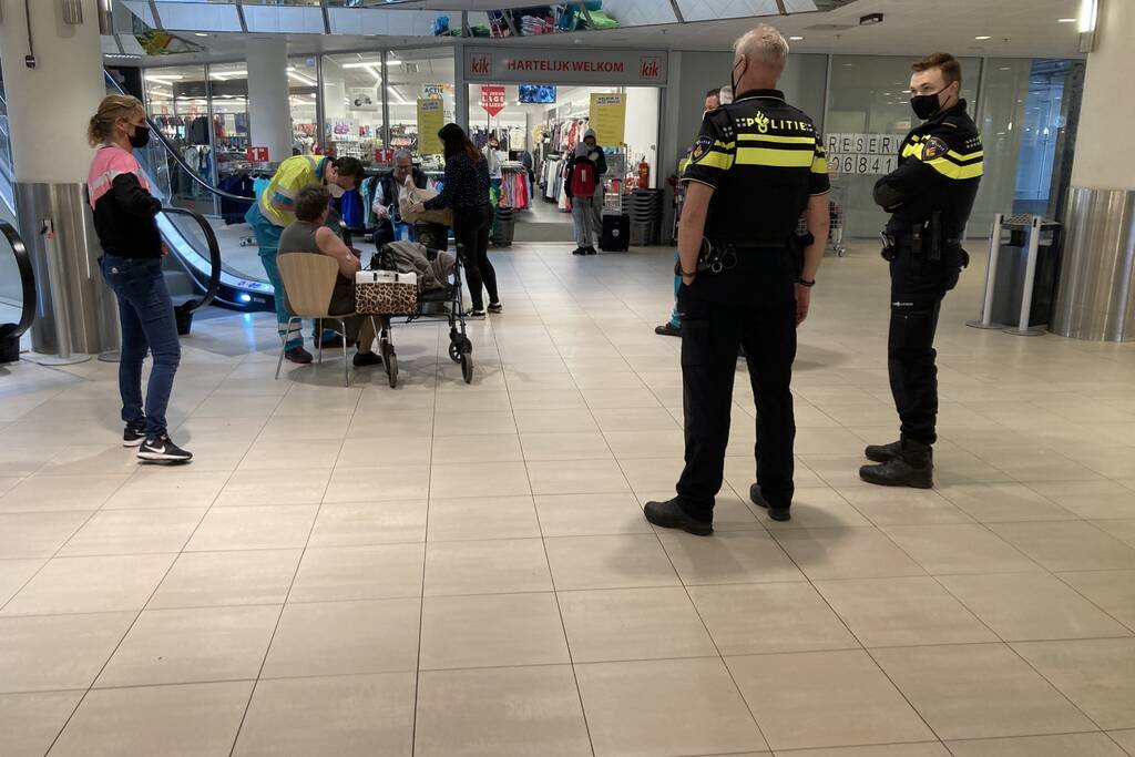 Vrouw valt met rolator van roltrap