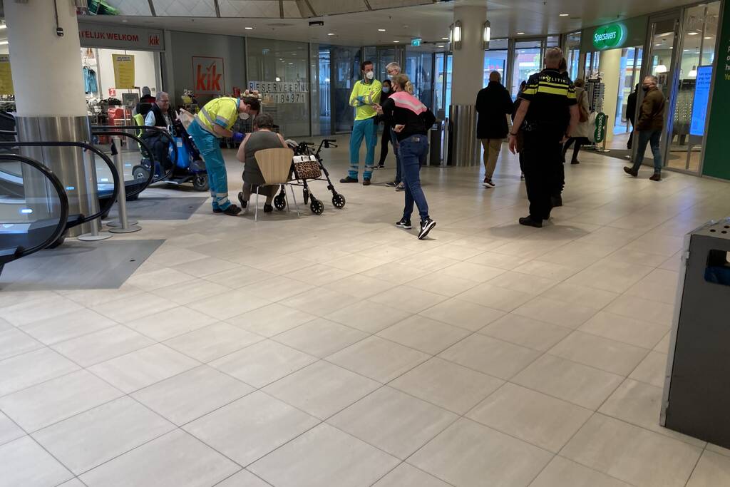 Vrouw valt met rolator van roltrap