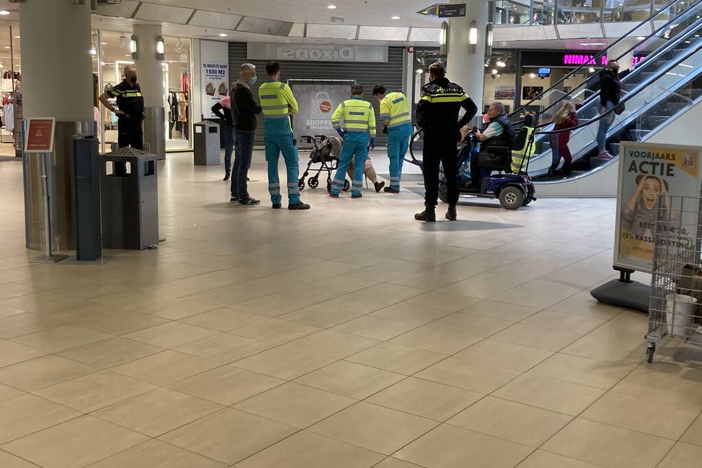 Vrouw valt met rolator van roltrap