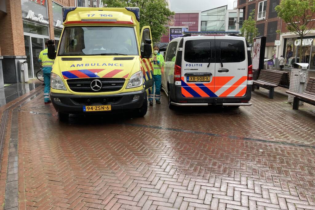 Vrouw valt met rolator van roltrap