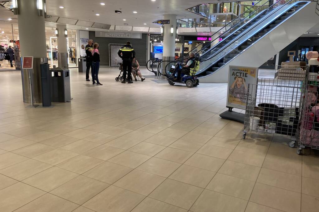 Vrouw valt met rolator van roltrap