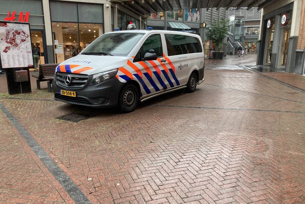 Vrouw valt met rolator van roltrap