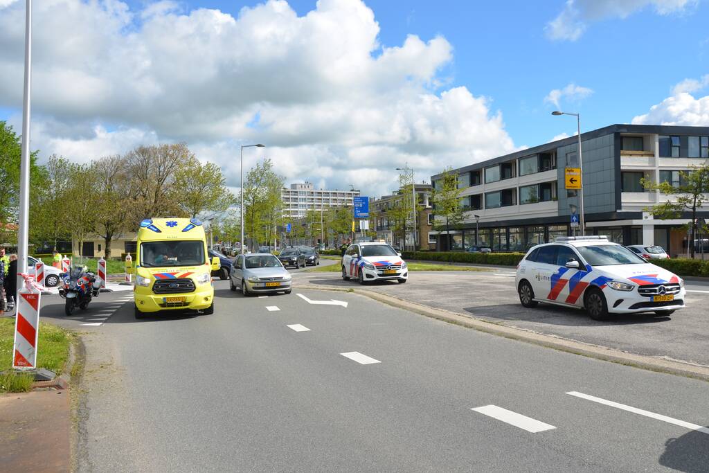 Fietser aangereden door auto op oversteekplaats