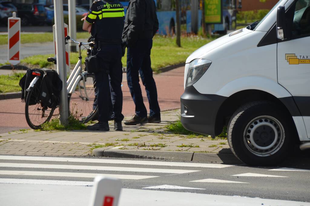 Fietser aangereden door auto op oversteekplaats