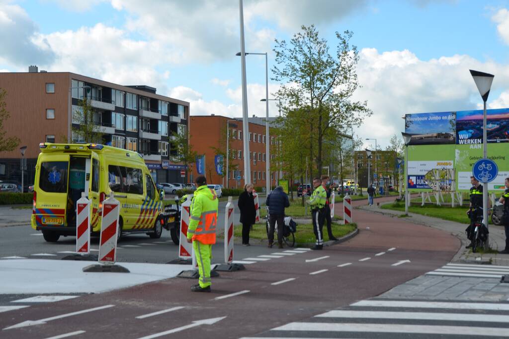 Fietser aangereden door auto op oversteekplaats