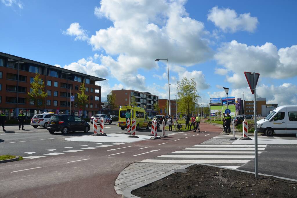 Fietser aangereden door auto op oversteekplaats