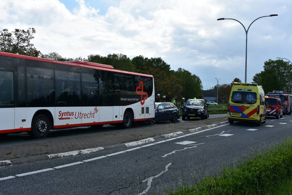Kettingbotsing tussen twee auto's en lijnbus