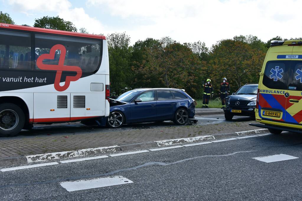 Kettingbotsing tussen twee auto's en lijnbus