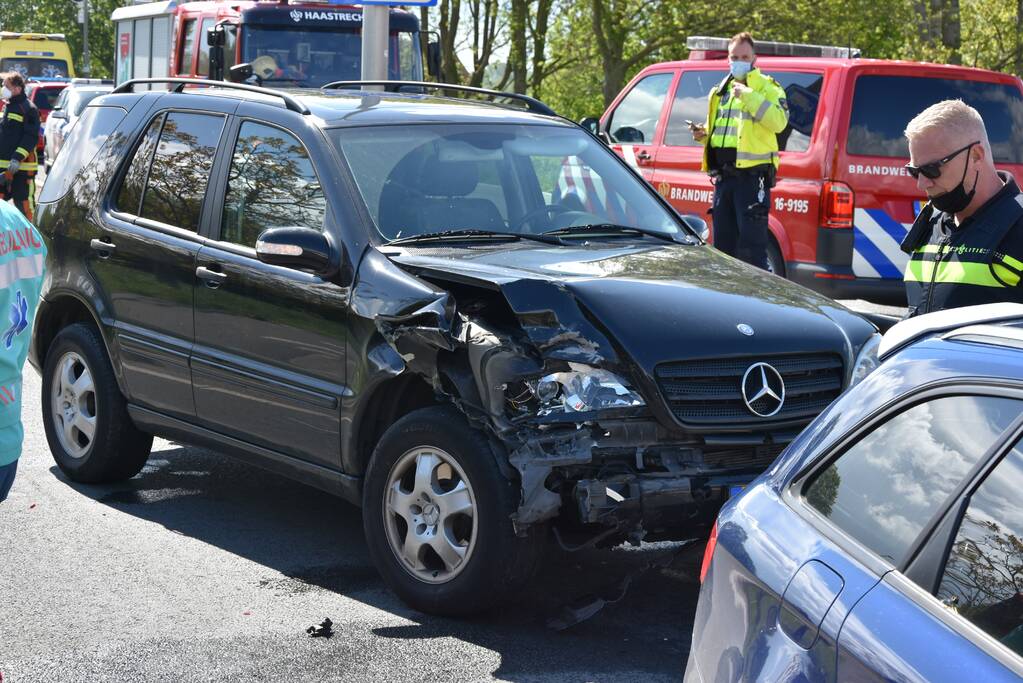 Kettingbotsing tussen twee auto's en lijnbus