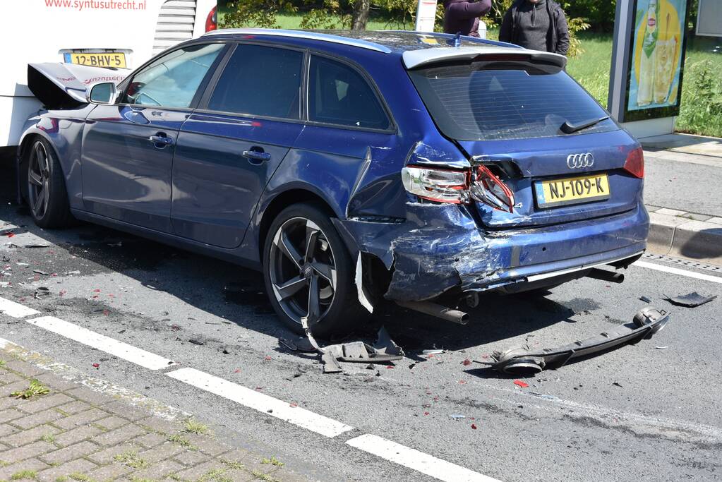 Kettingbotsing tussen twee auto's en lijnbus