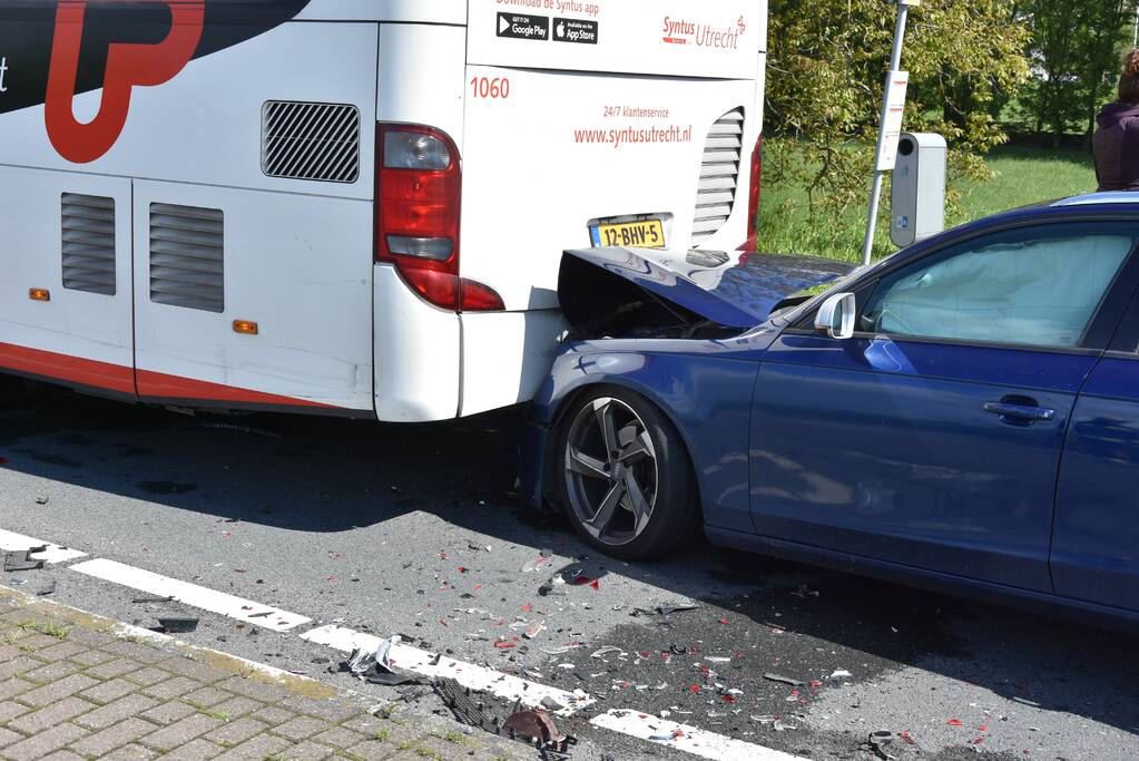 Kettingbotsing tussen twee auto's en lijnbus