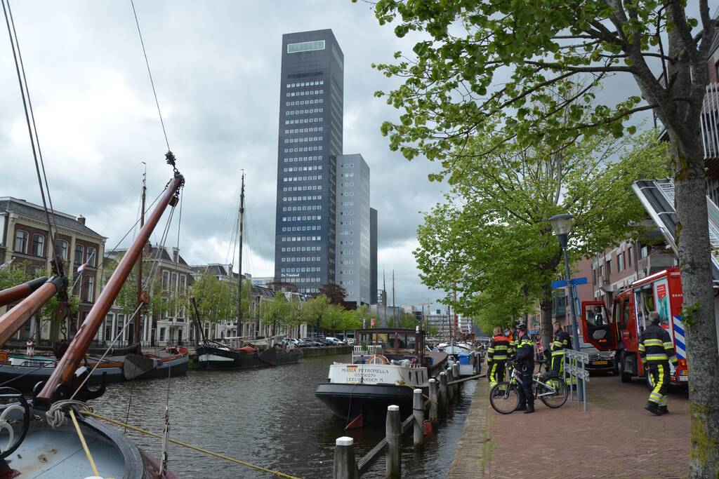 Aangemeerde motorsloep maakt water