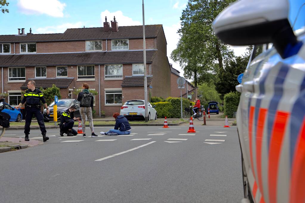 Scooter aangereden door auto op kruising