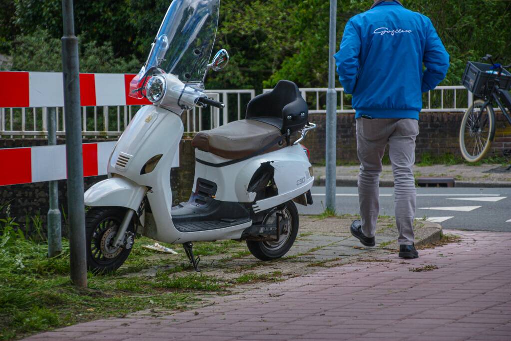 Scooter aangereden door auto op kruising