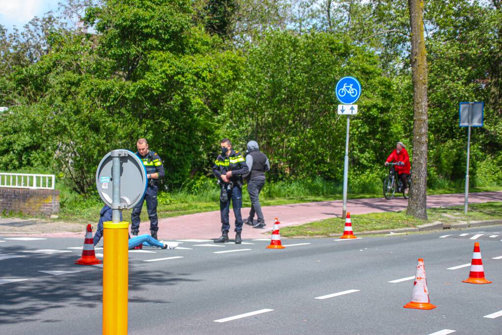 Scooter aangereden door auto op kruising