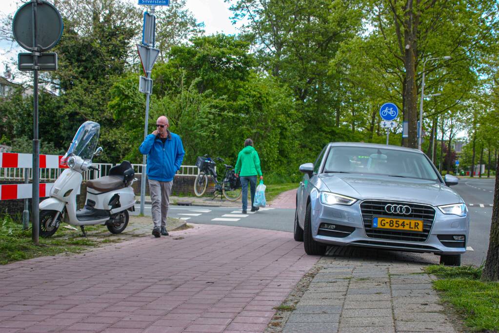 Scooter aangereden door auto op kruising