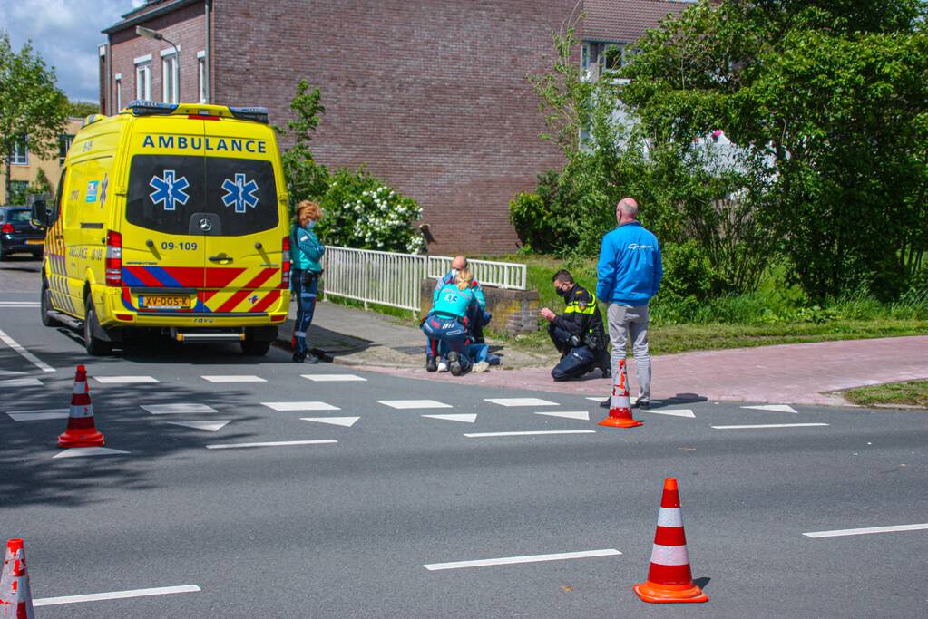 Scooter aangereden door auto op kruising