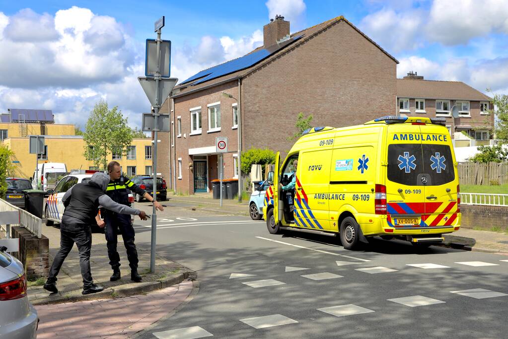 Scooter aangereden door auto op kruising