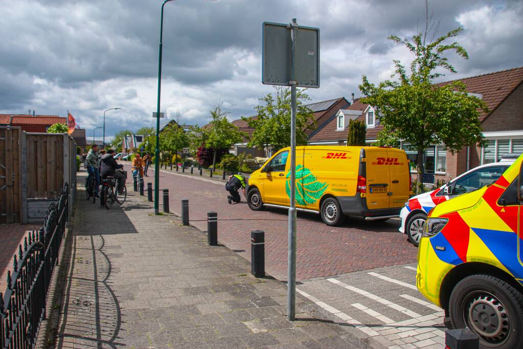 DHL-bus botst op meisje met step