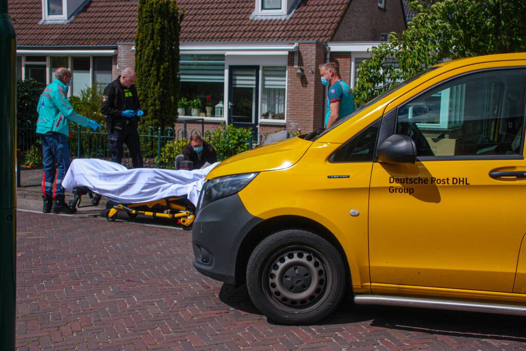 DHL-bus botst op meisje met step
