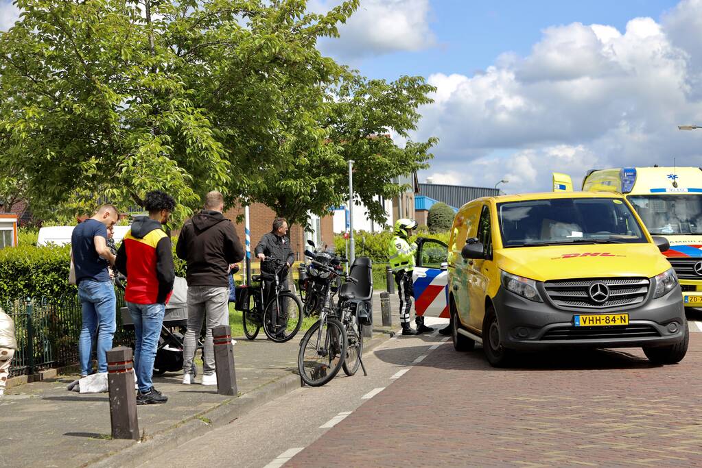 DHL-bus botst op meisje met step