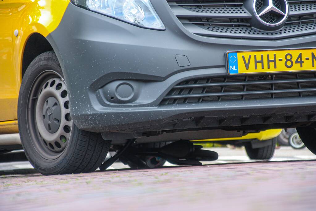 DHL-bus botst op meisje met step