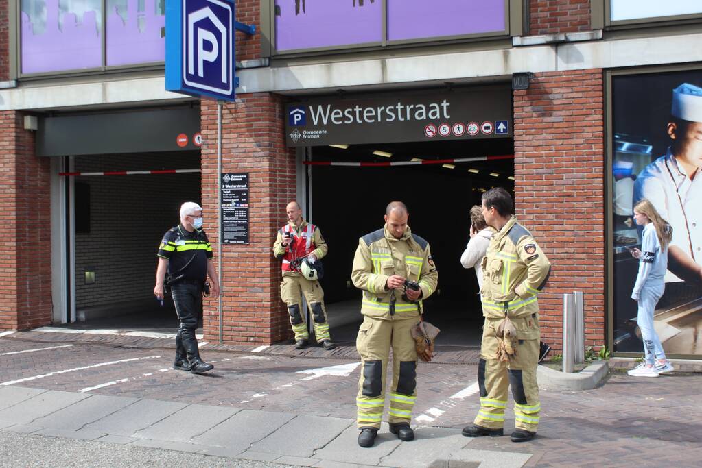 Auto in brand in parkeergarage