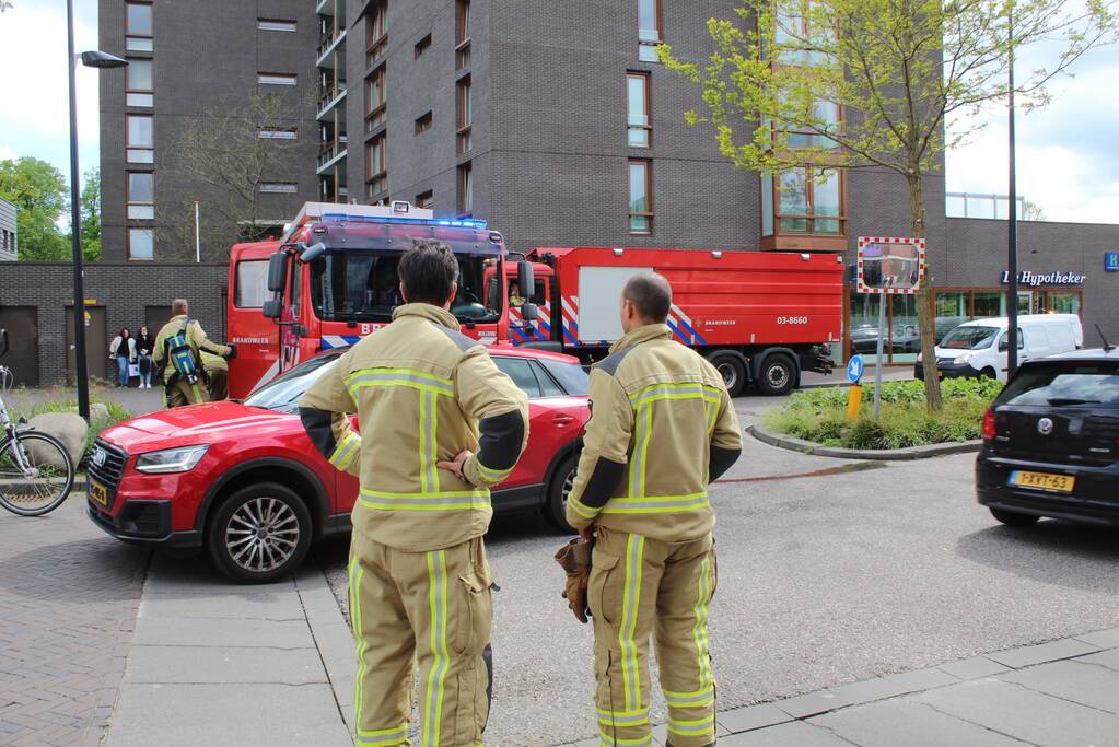 Auto in brand in parkeergarage