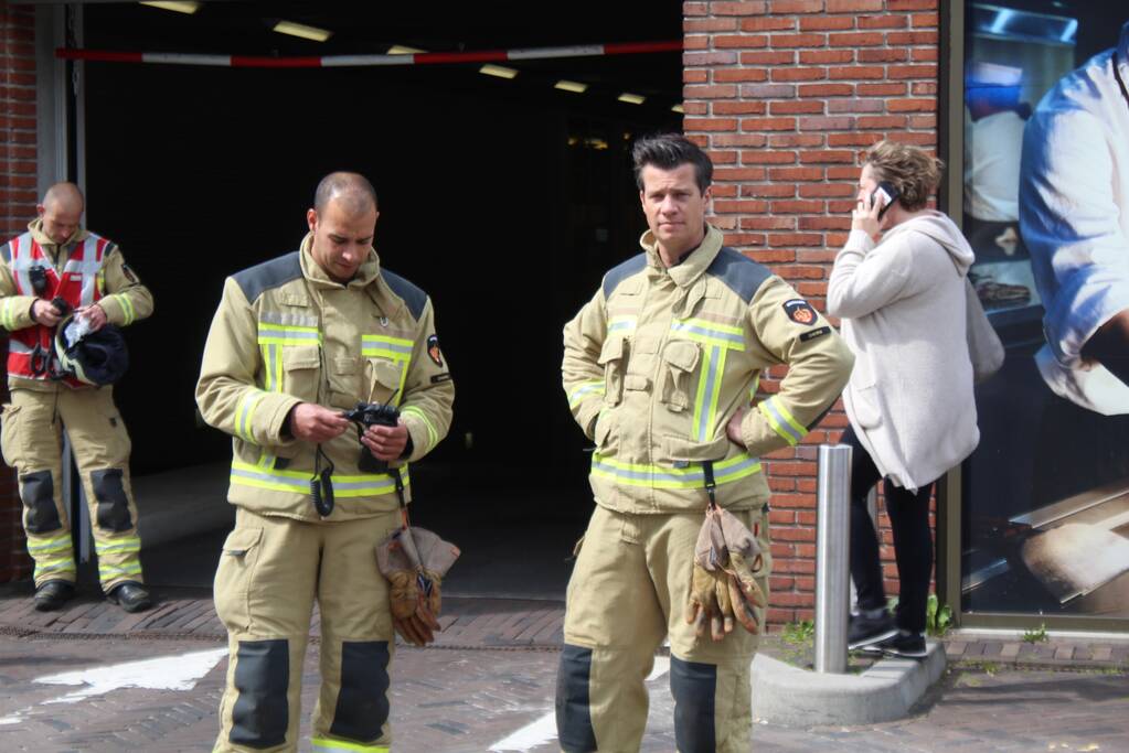 Auto in brand in parkeergarage