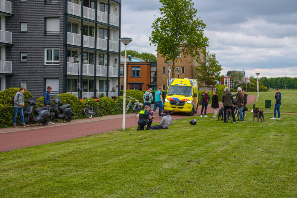 Fietser en scooter botsen op fietspad