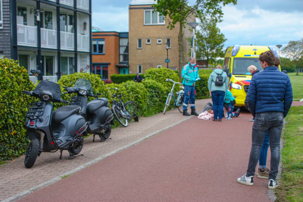 Fietser en scooter botsen op fietspad