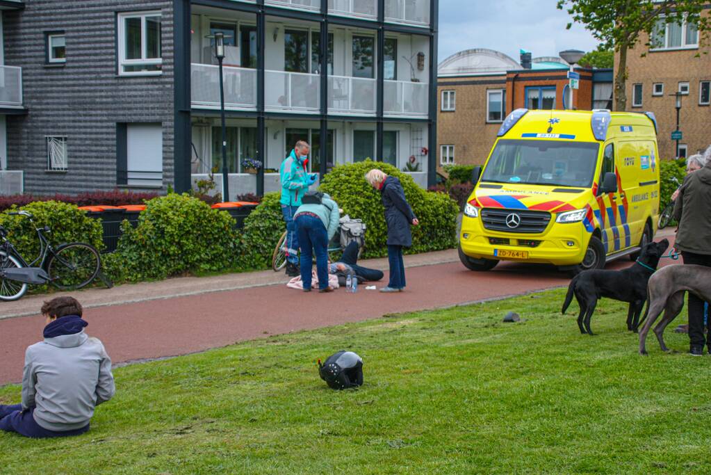 Fietser en scooter botsen op fietspad