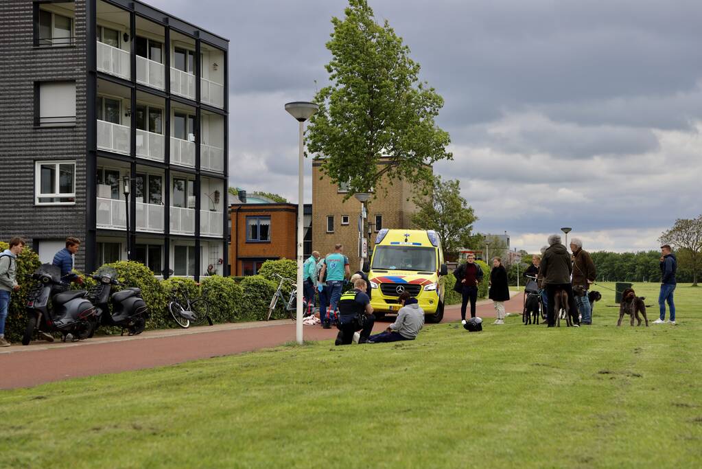 Fietser en scooter botsen op fietspad
