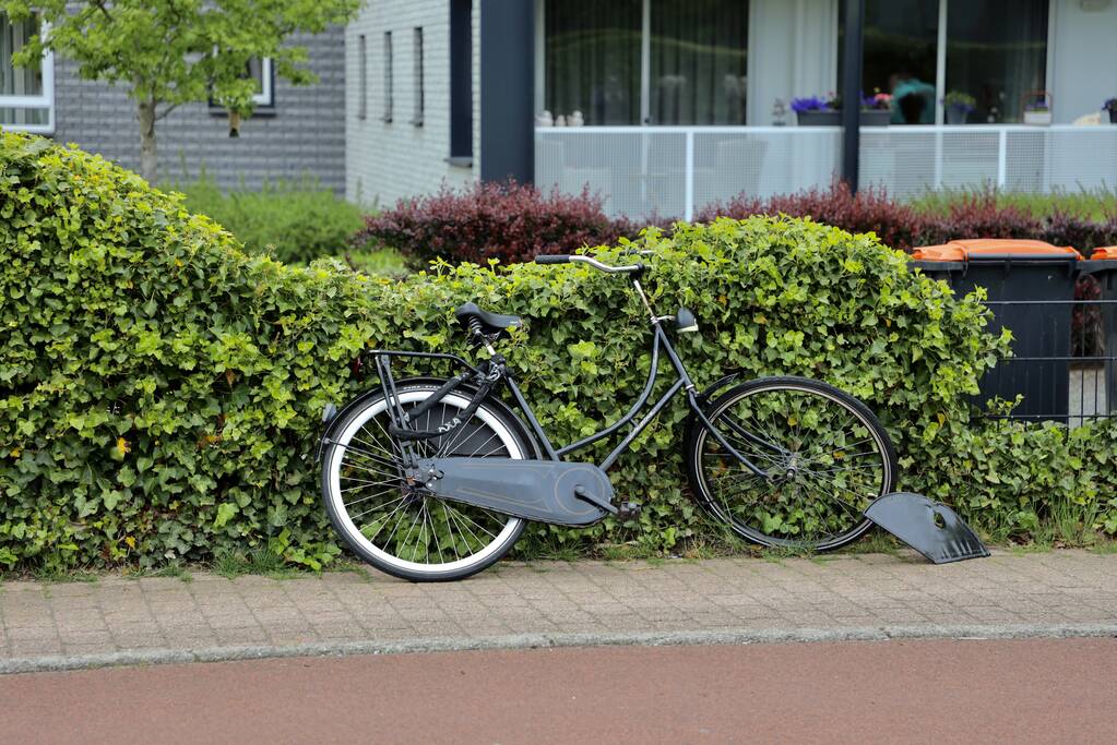 Fietser en scooter botsen op fietspad