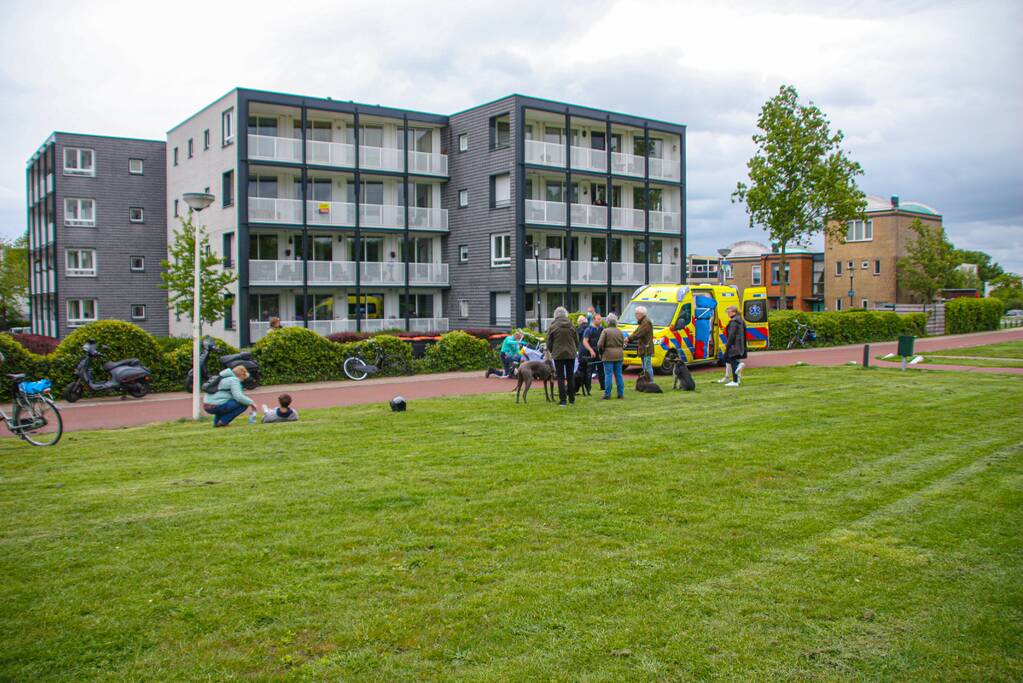 Fietser en scooter botsen op fietspad