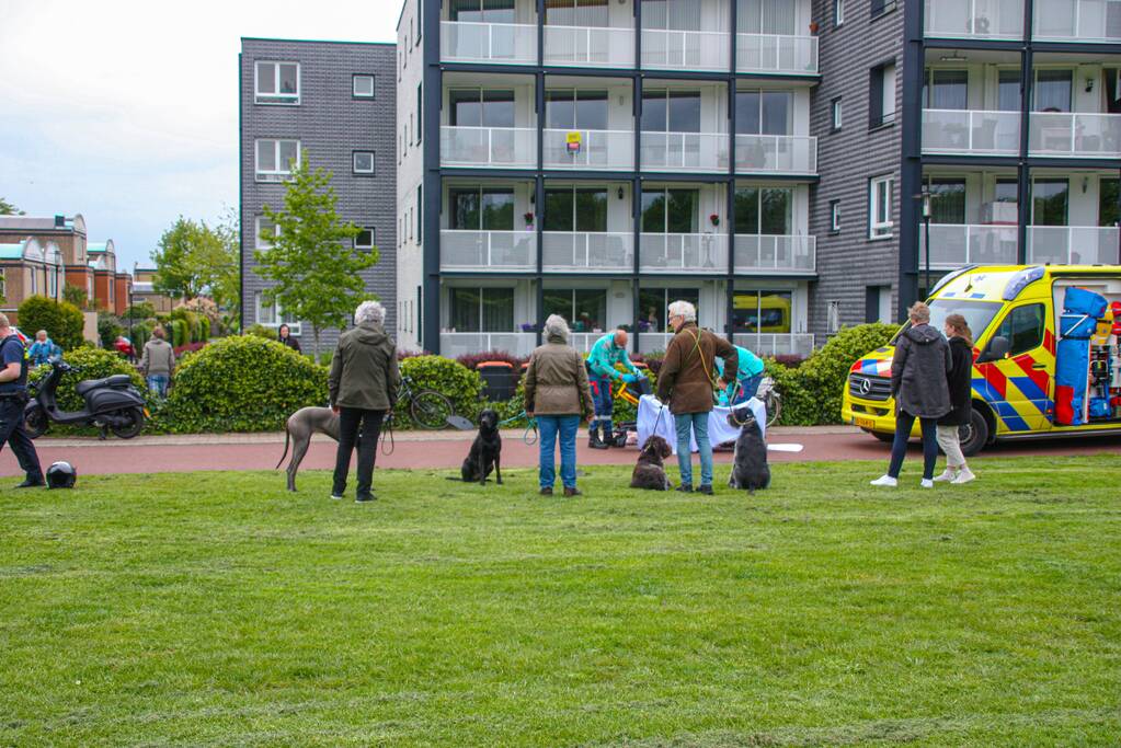 Fietser en scooter botsen op fietspad