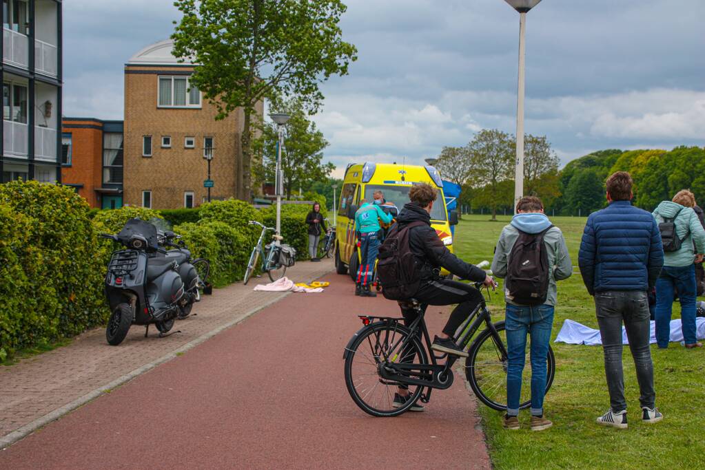Fietser en scooter botsen op fietspad