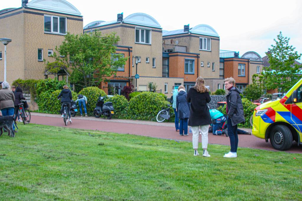 Fietser en scooter botsen op fietspad