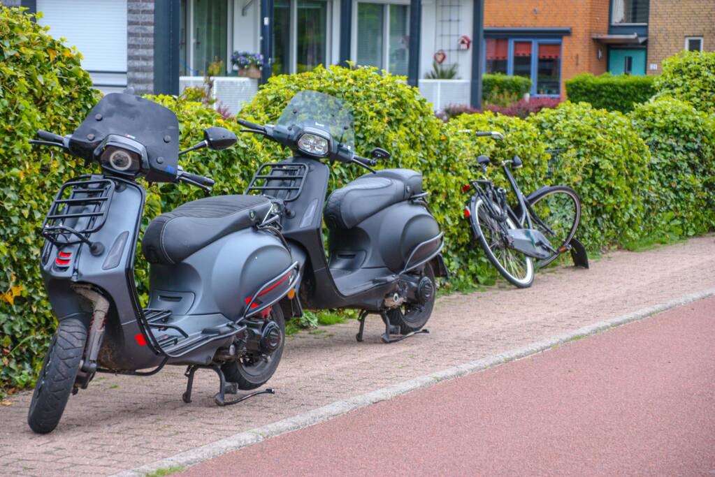 Fietser en scooter botsen op fietspad