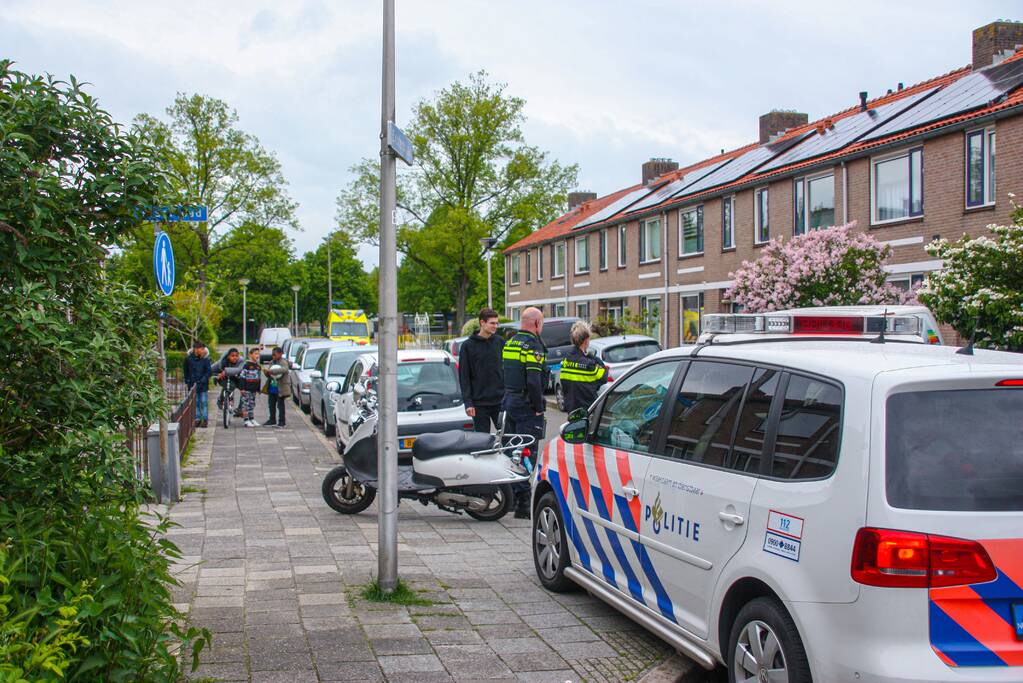 Overstekende scooterrijder gaat onderuit na botsing met auto