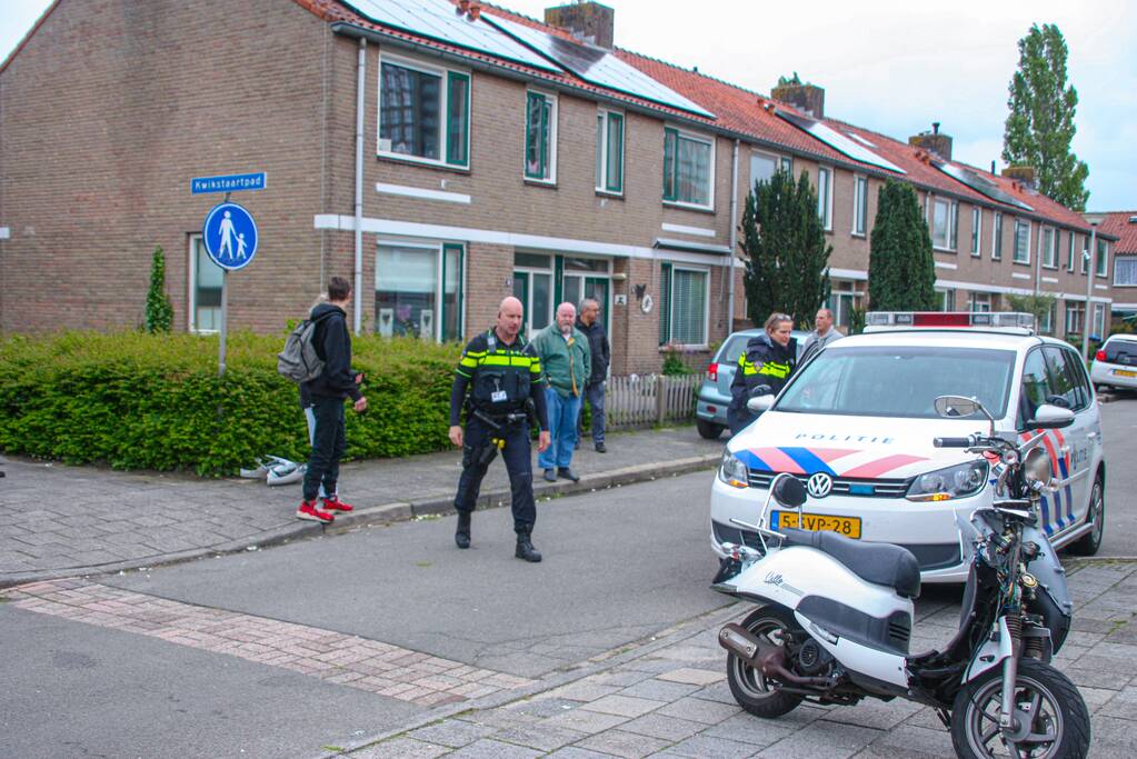 Overstekende scooterrijder gaat onderuit na botsing met auto