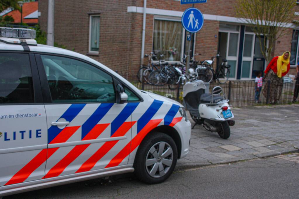 Overstekende scooterrijder gaat onderuit na botsing met auto